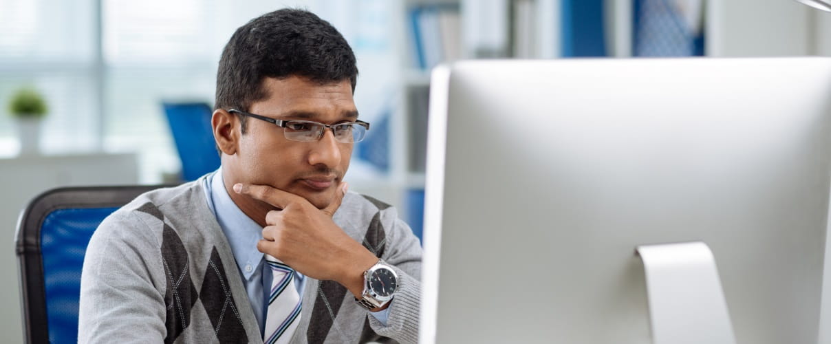 Slider-Am-Computer-Arbeitender-Mann