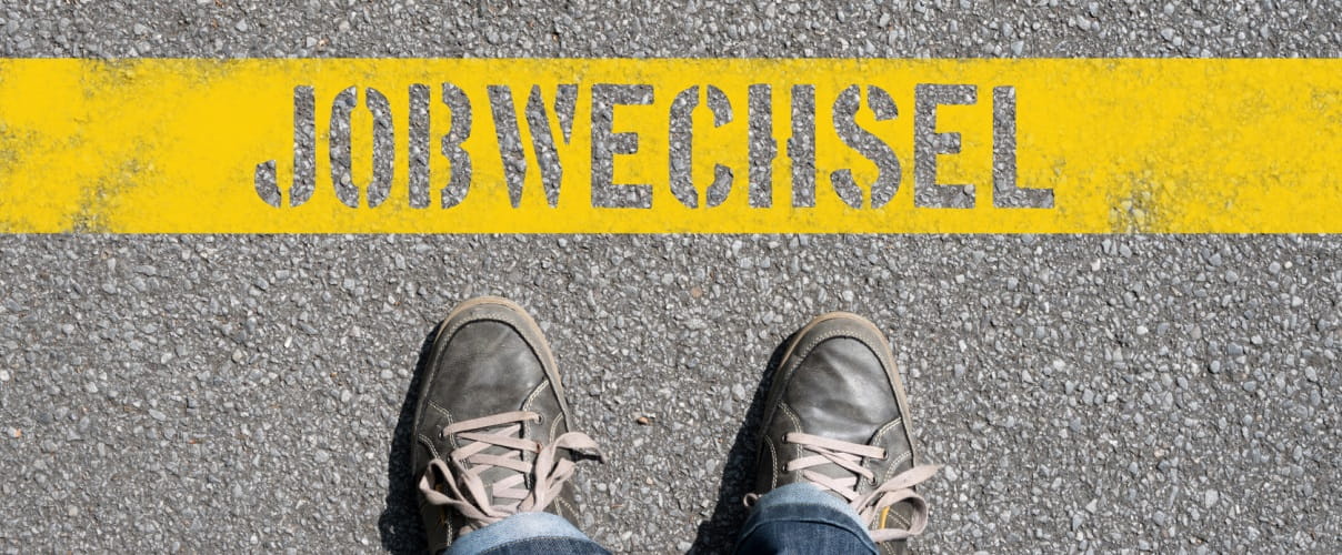 Schuhe auf Boden mit Schrift Jobwechsel Schuhe auf Boden mit Schrift Jobwechsel