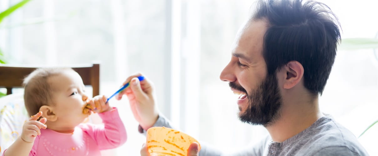 Slider-Vater-gibt-baby-essen