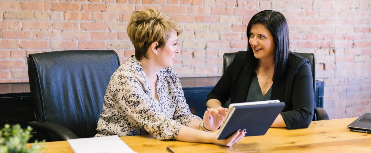 zwei Frauen schauen auf Block