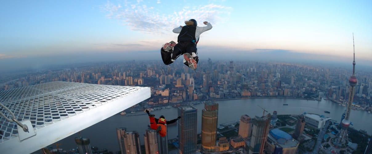 Base Jumper über Stadt Base Jumper über Stadt