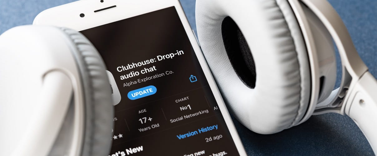 Clubhouse App auf Handy mit Kopfhörer