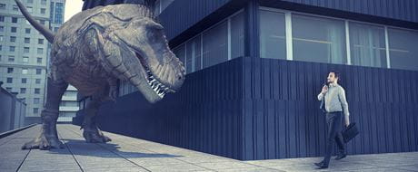 Dinosaurier und Mann vor Gebäude Dinosaurier und Mann vor Gebäude
