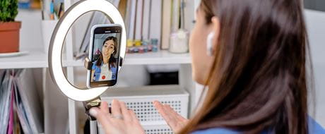 Frau macht ein Selfie-Video Frau macht ein Selfie-Video