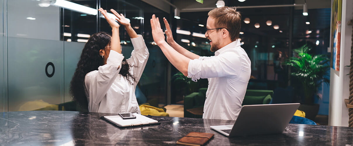 Frau und Mann machen High-Five-Geste Frau und Mann machen High-Five-Geste