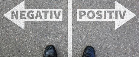 Füsse stehen zwischen Strich positiv und negativ Füsse stehen zwischen Strich positiv und negativ