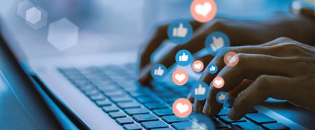Hand auf Tastatur mit Likes Hand auf Tastatur mit Likes