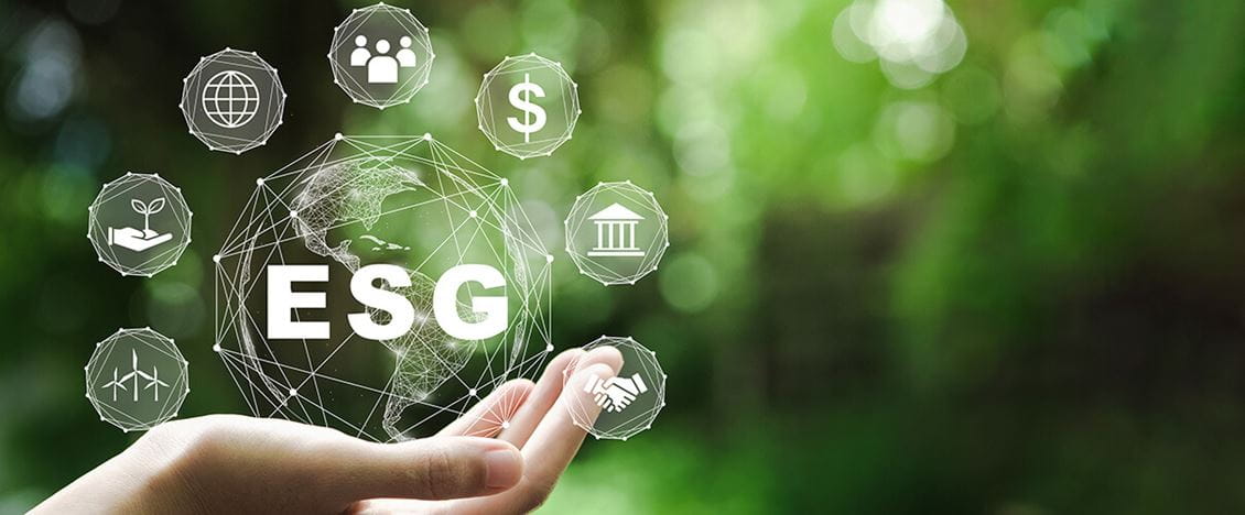 Hand hält virtuelle ESG-Weltkugel