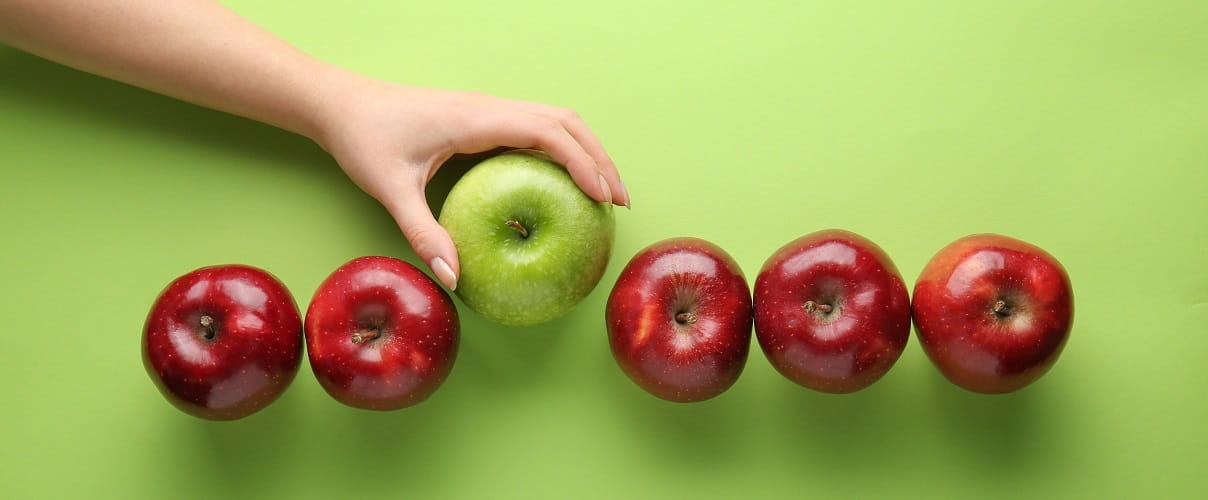 Hand waehlt Apfel aus Hand waehlt Apfel aus