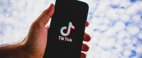 Handy mit TikTok-Logo Handy mit TikTok-Logo