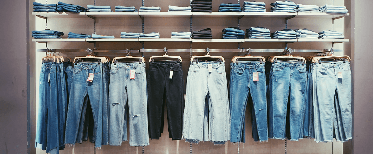 Jeans-Auswahl im Geschäft