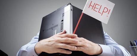 Mann verbirgt sich hinter Notebook mit Help-Schild Mann verbirgt sich hinter Notebook mit Help-Schild