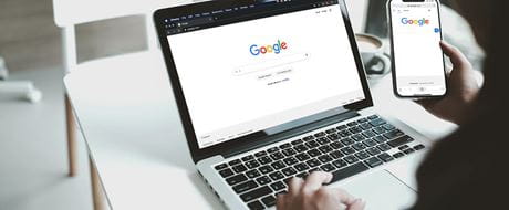Notebook mit Google Browser auf Screen Notebook mit Google Browser auf Screen