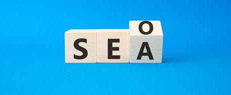 Scrabblesteine mit Aufschrift SEA und SEO