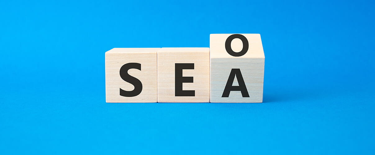 Scrabblesteine mit Aufschrift SEA und SEO