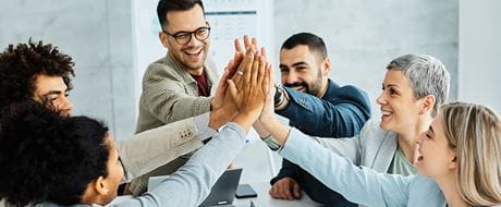Teammitglieder führen gemeinsamen Handschlag aus Teammitglieder führen gemeinsamen Handschlag aus