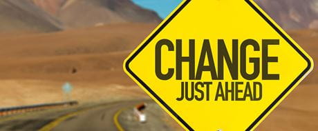 Verkehrstafel mit Aufschrift "Change just ahead"
