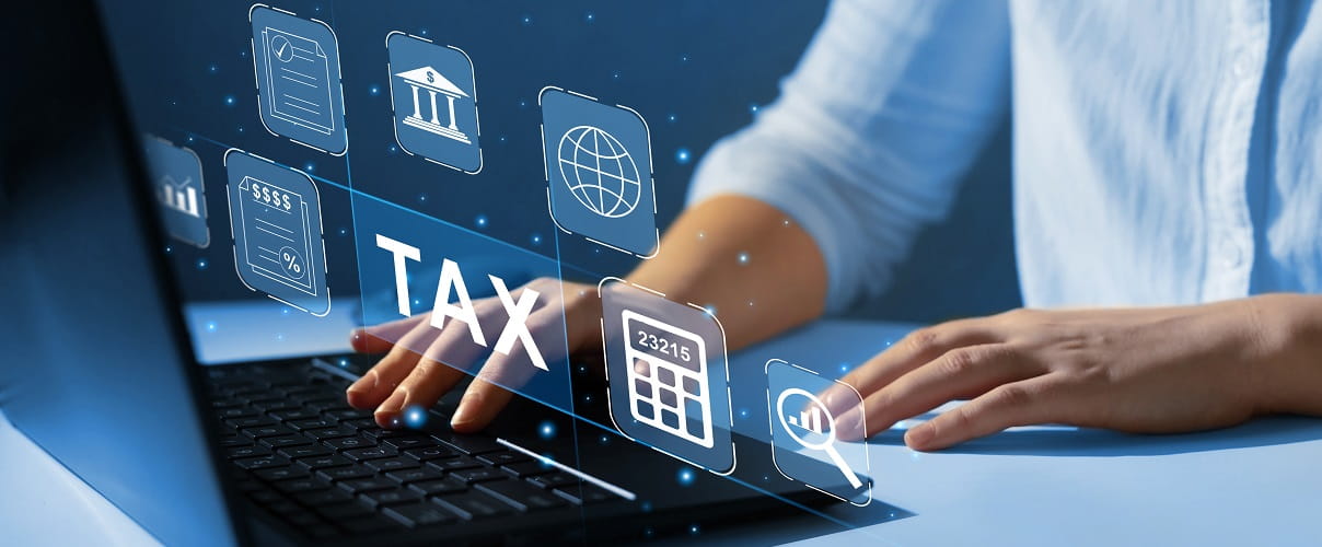 Virtueller Bildschirm mit Aufschrift Tax