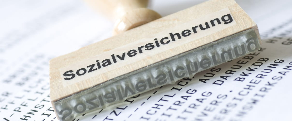 Wort Sozialversicherung auf einer Gehaltsabrechnung