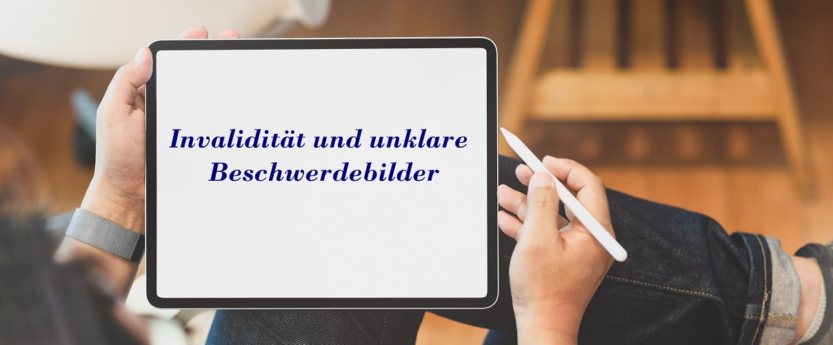 Tablet mit Text Invalidität und unklare Beschwerdebilder