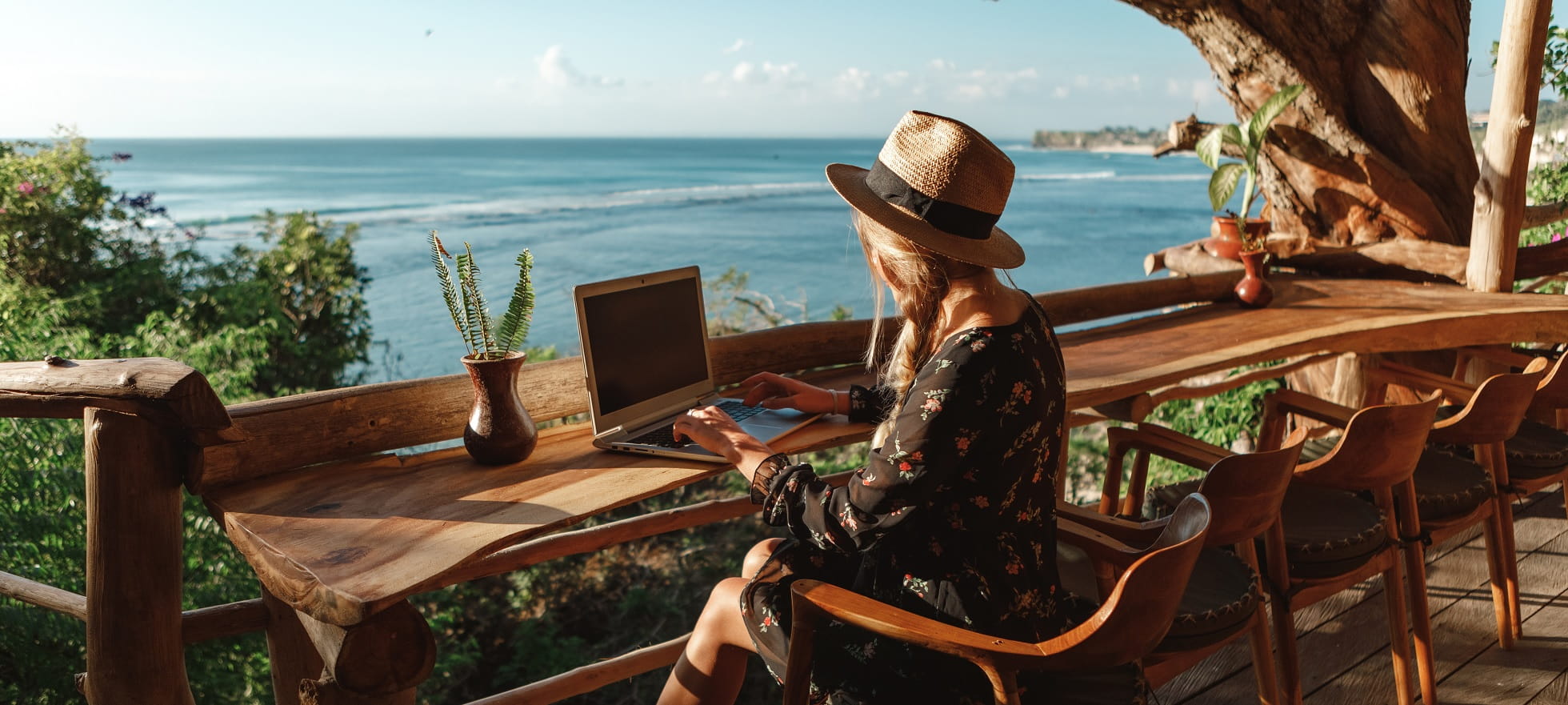 Frau arbeitet am Strand