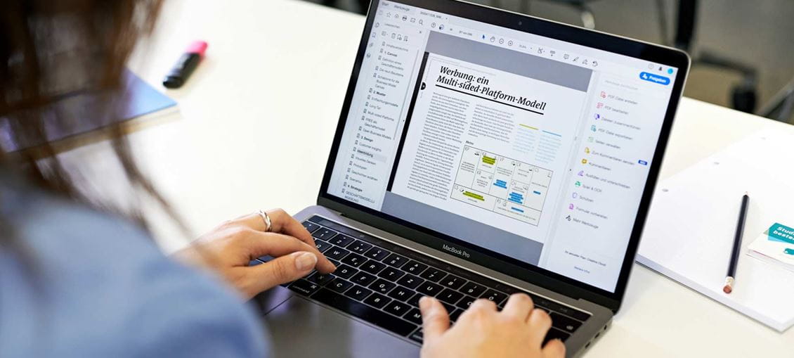 Une personne lirant un article à l'ordinateur