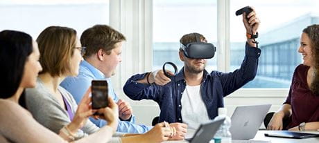 Mann mit VR-Brille und Zuschauer