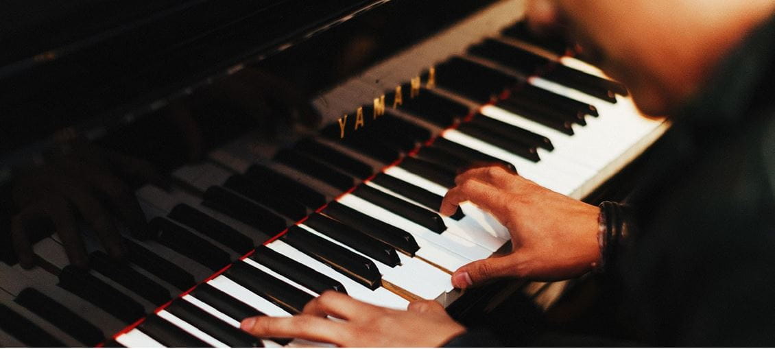 Hände spielen auf Klavier