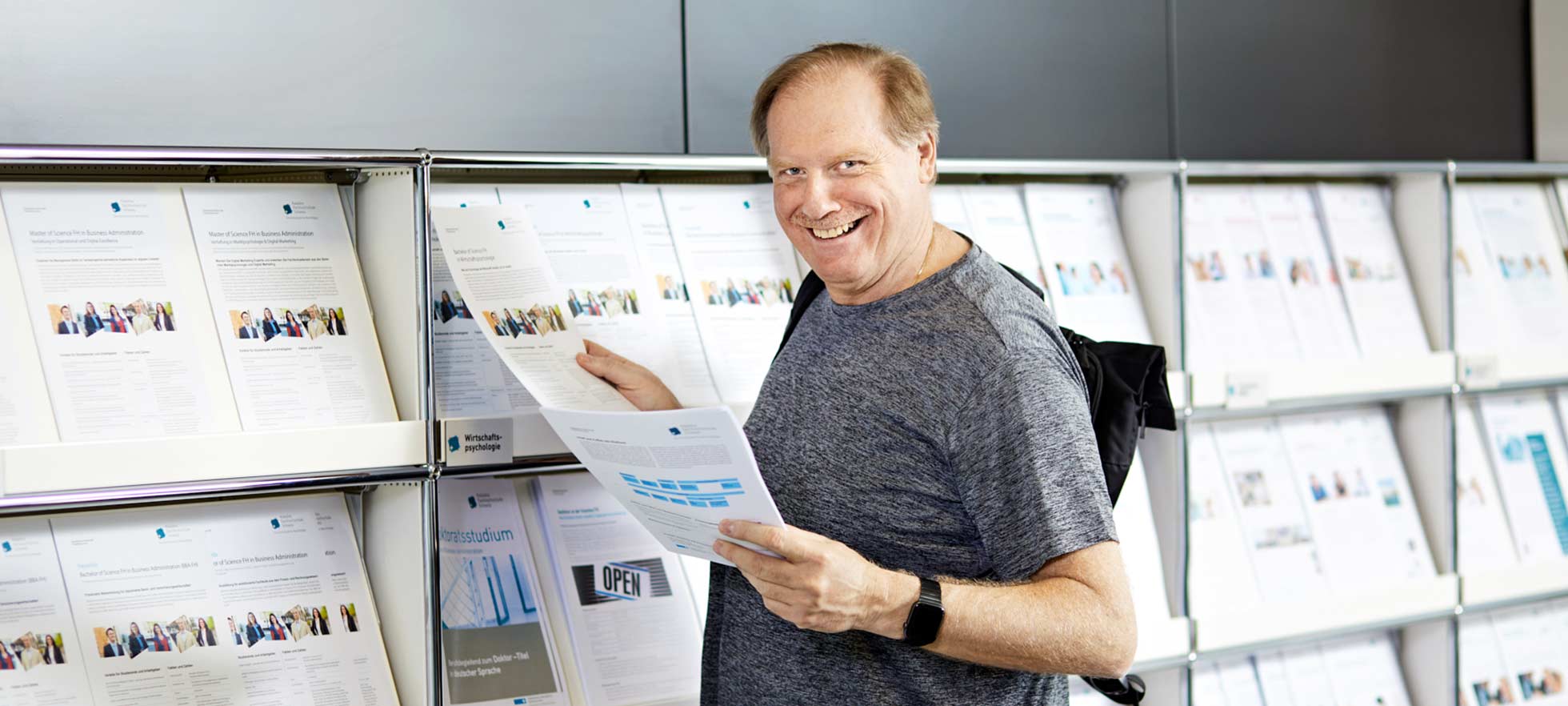 Student mit Flyer