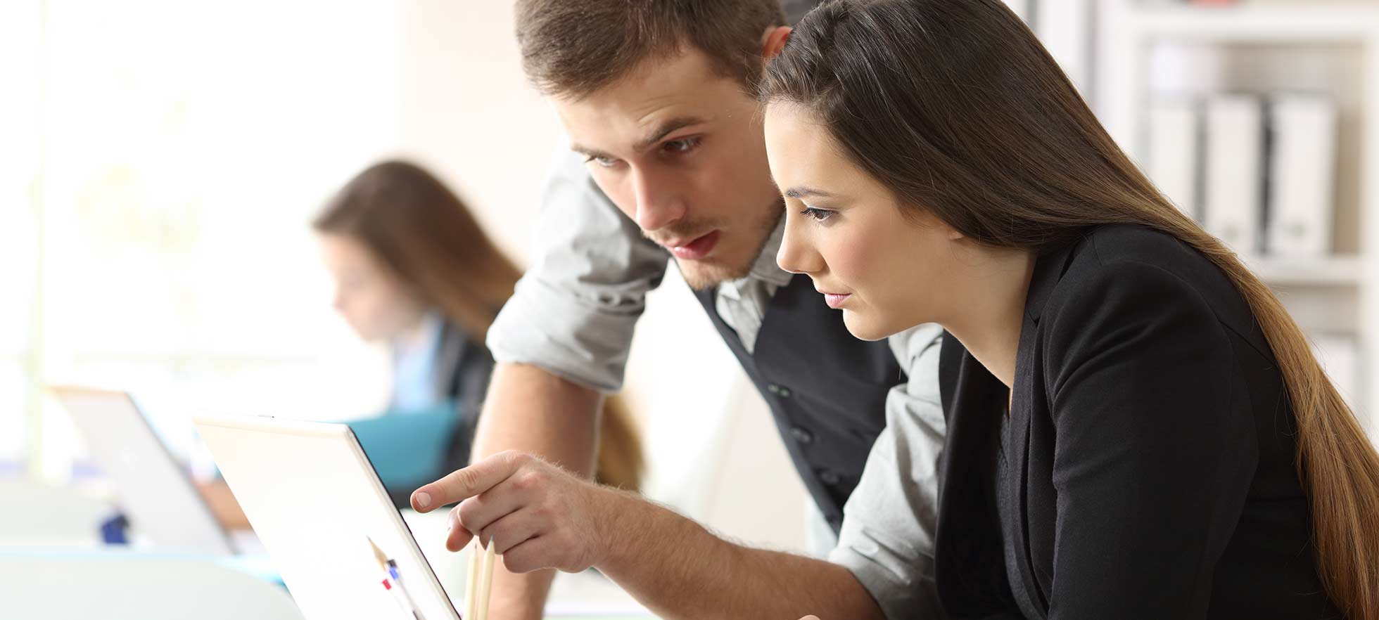 Studenten arbeiten zusammen