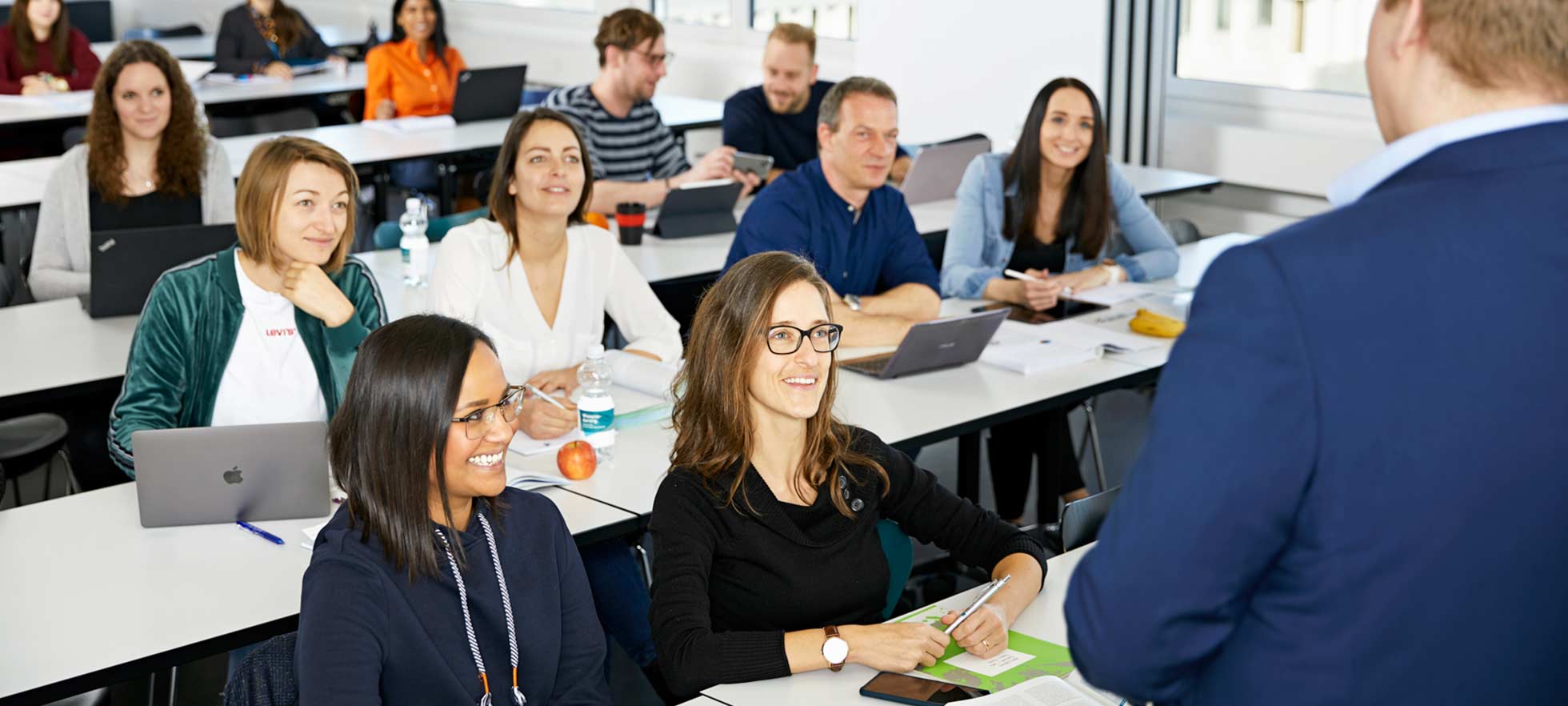 Les étudiant-e-s regardent le professeur