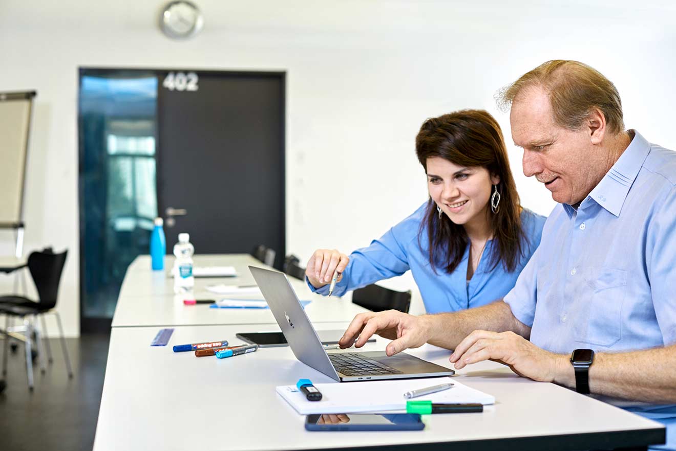 Partnerarbeit am Laptop