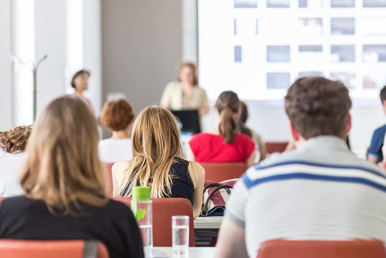 Rückansicht Studenten bei Präsentation