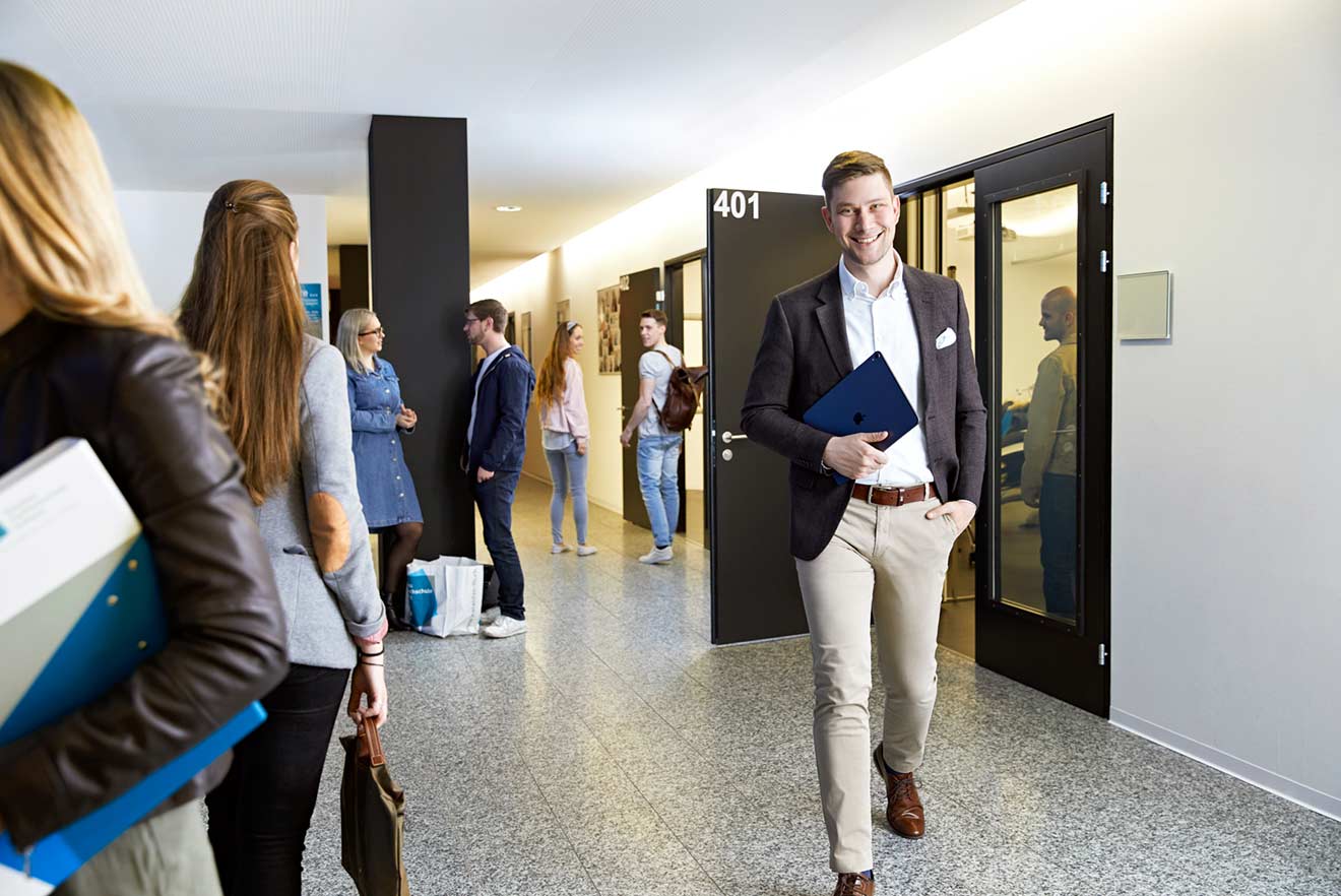 Student läuft im Gang