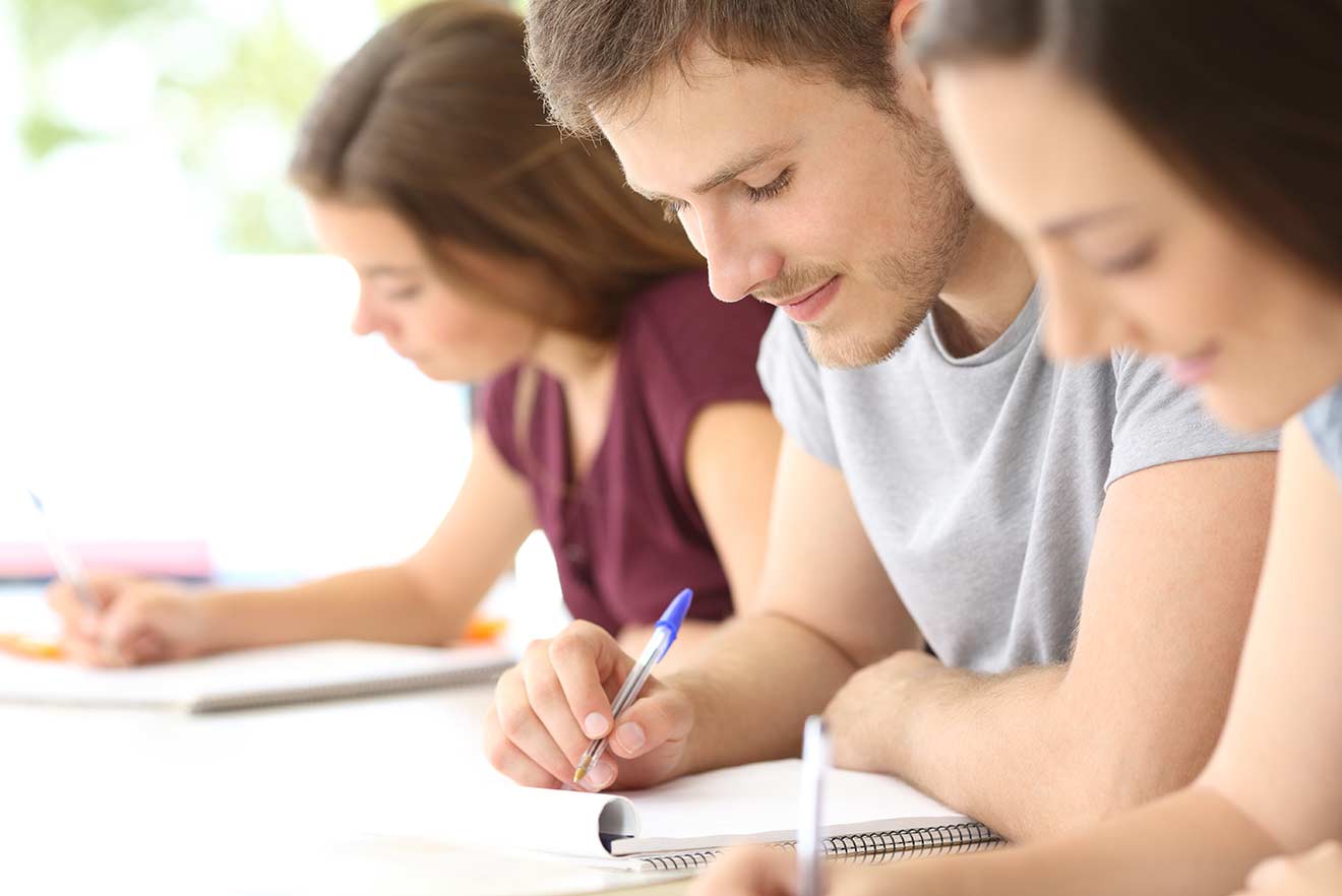 Studenten mit Kugelschreiber