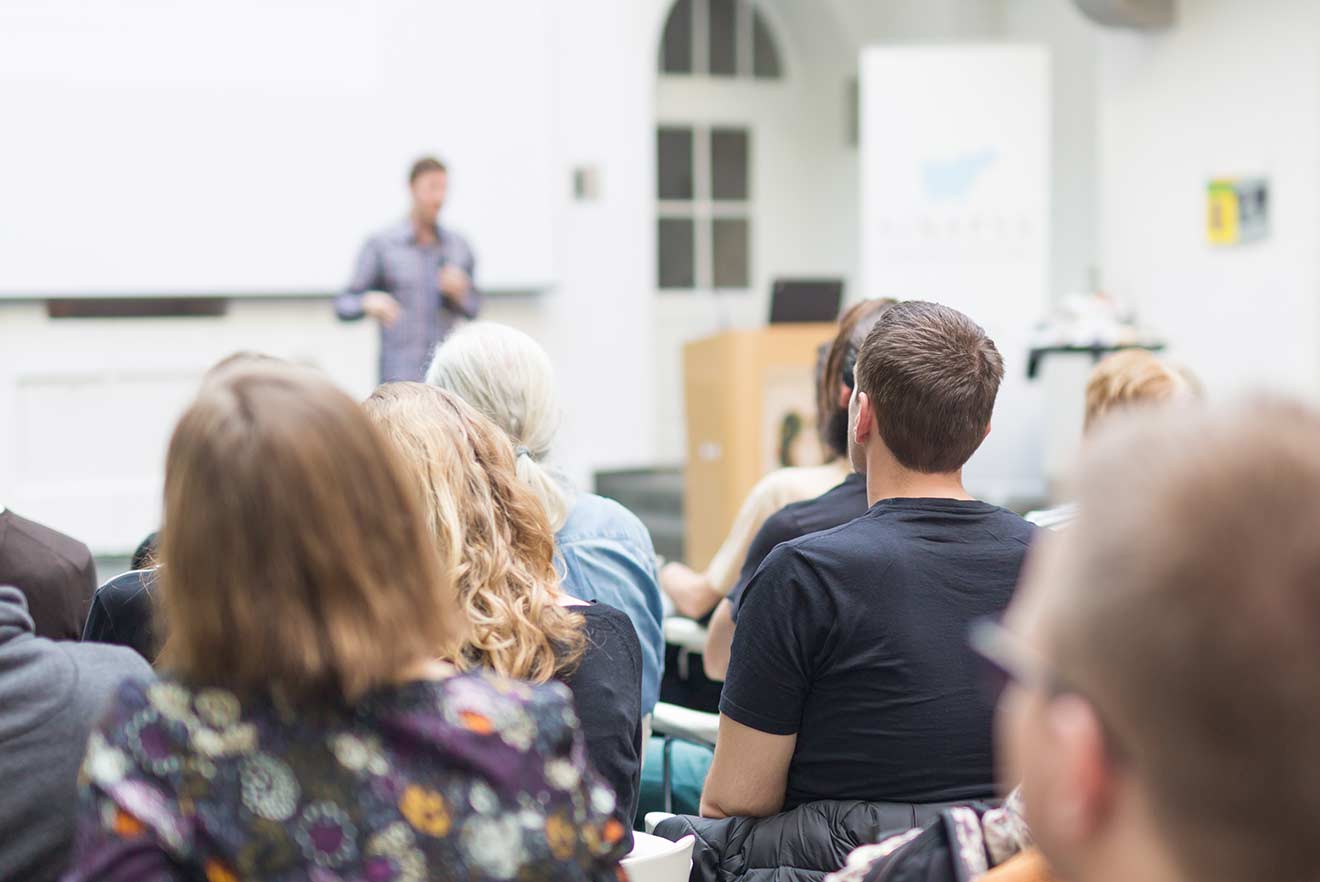 Studenten sitzen in Vorlesung