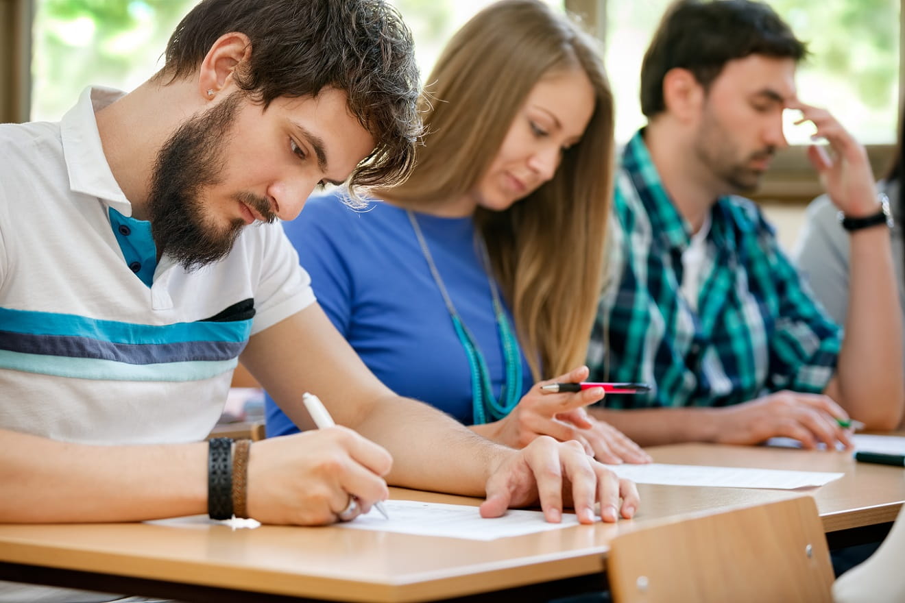 Unterricht drei Studierende