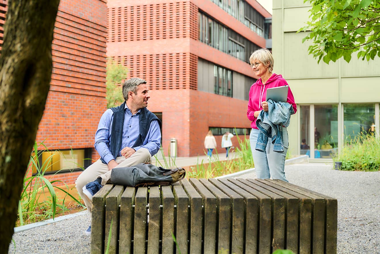 Menschen vor der Careum Hochschule Gesundheit Zürich