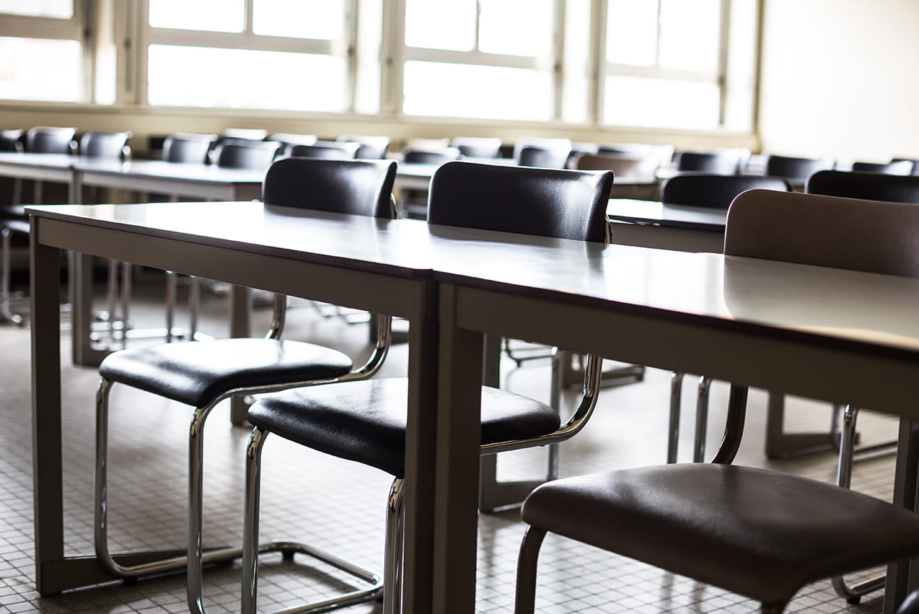 Klassenzimmer mit leeren Bänken