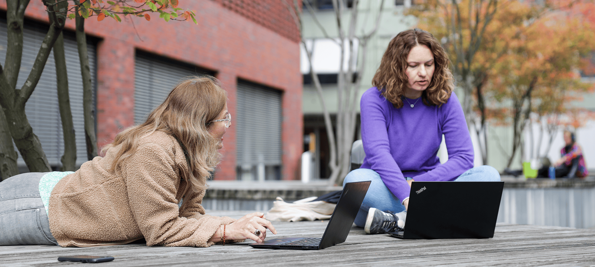 Menschen mit Laptops vor Careum 3