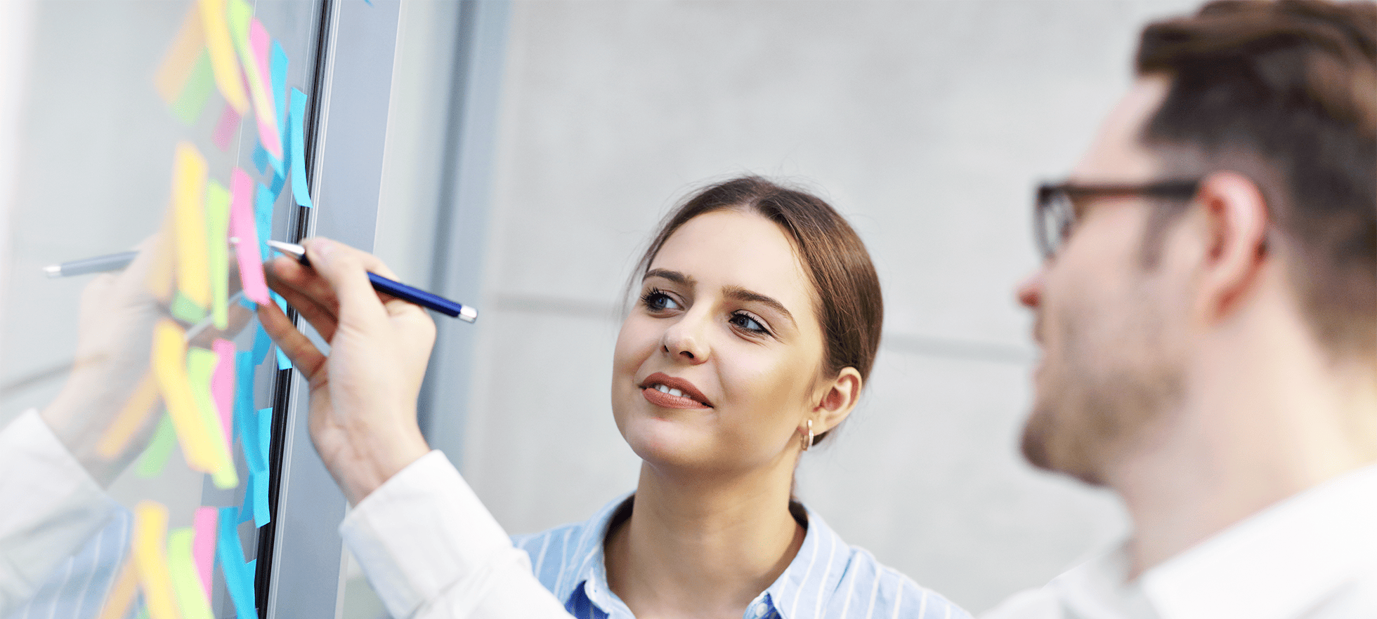 Frau und Mann schreiben auf Flipchart