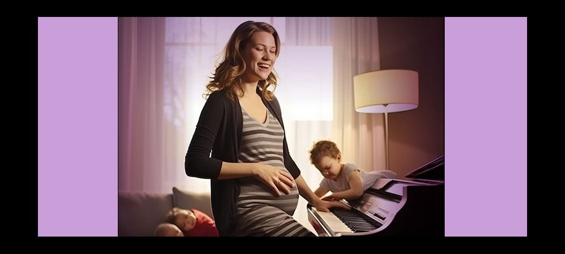 Schwangere Frau am Piano