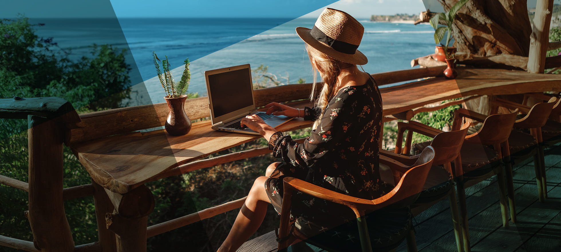 Frau am Meer mit Laptop