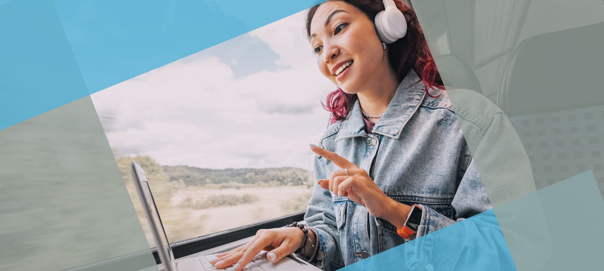 Frau im Zug mit einem Laptop