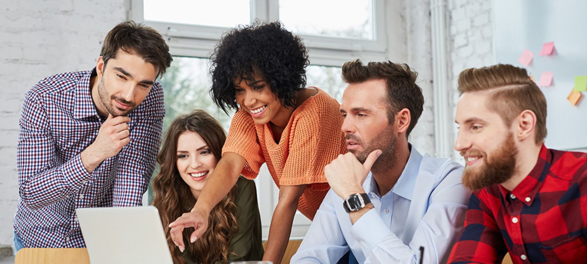 Studierende-zusammen-am-Laptop