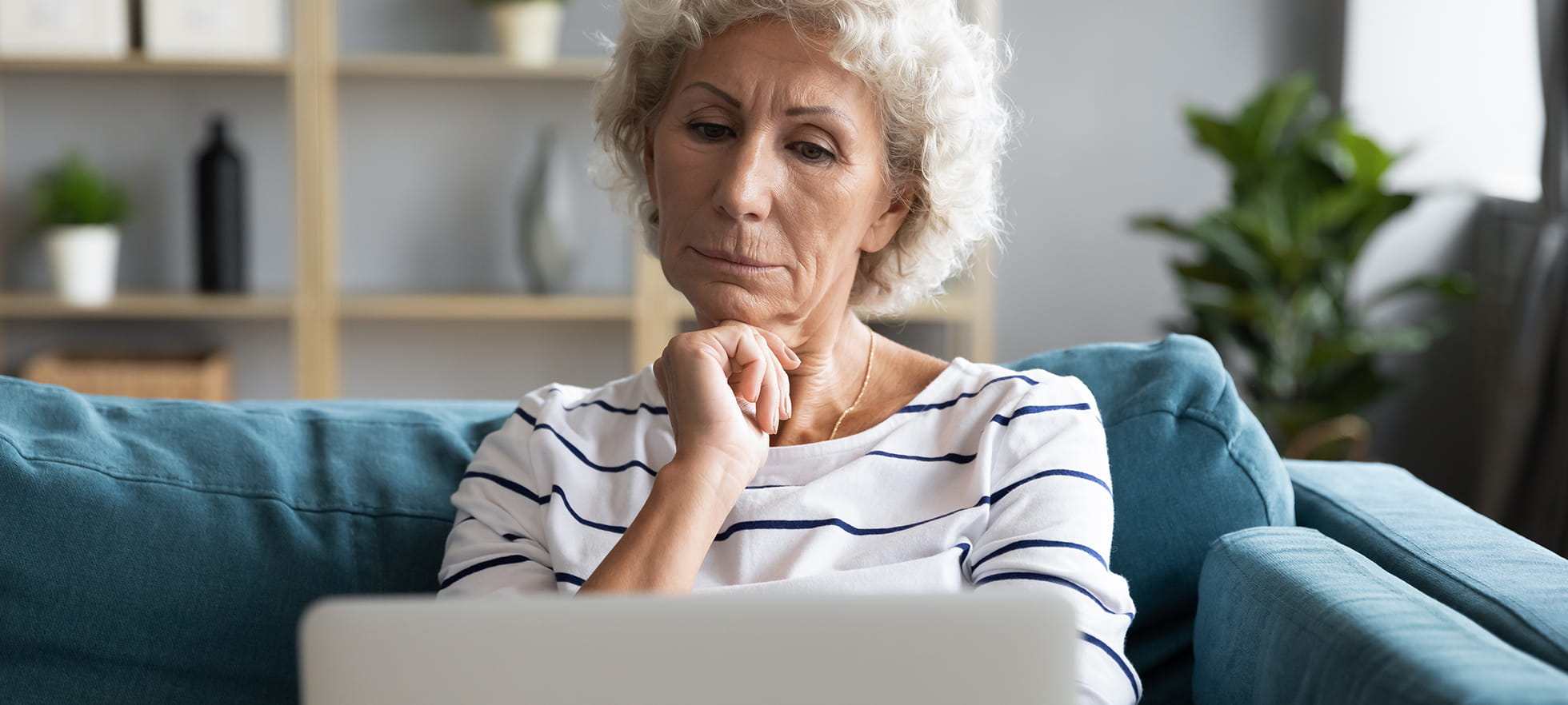 Aeltere Frau mit Laptop