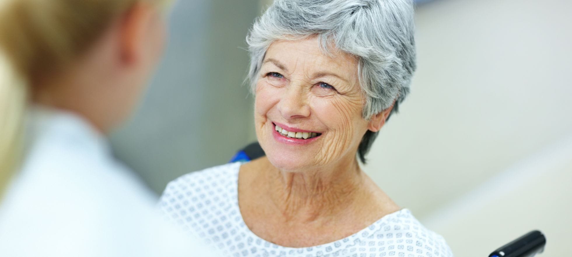 Patientin und Gesundheitsfachperson, patientenzentrierte Behandlung