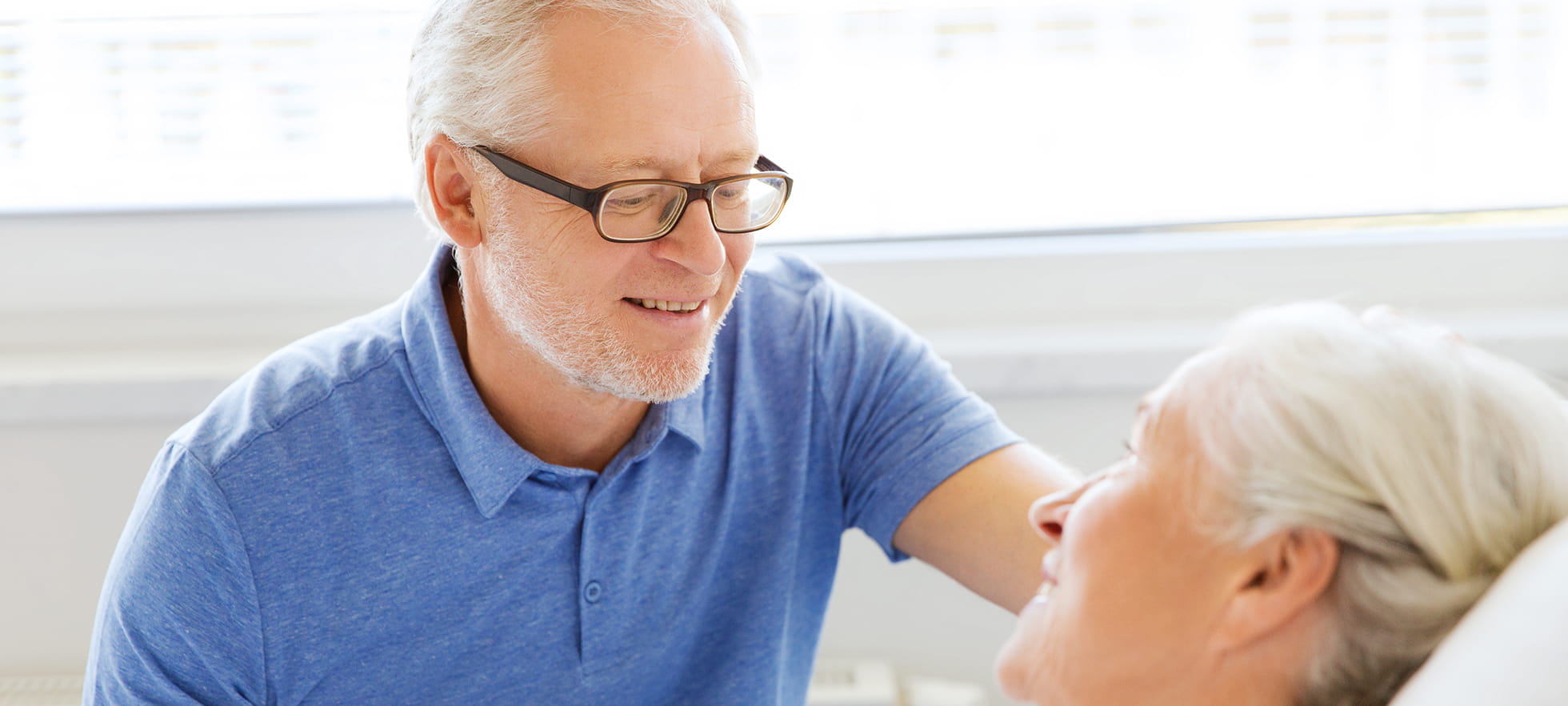 Krankenbett aelterer Mann und Frau