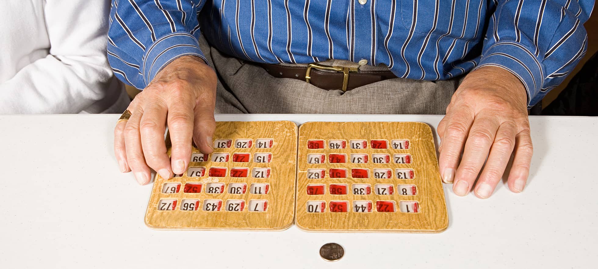 Senior spielt Bingo