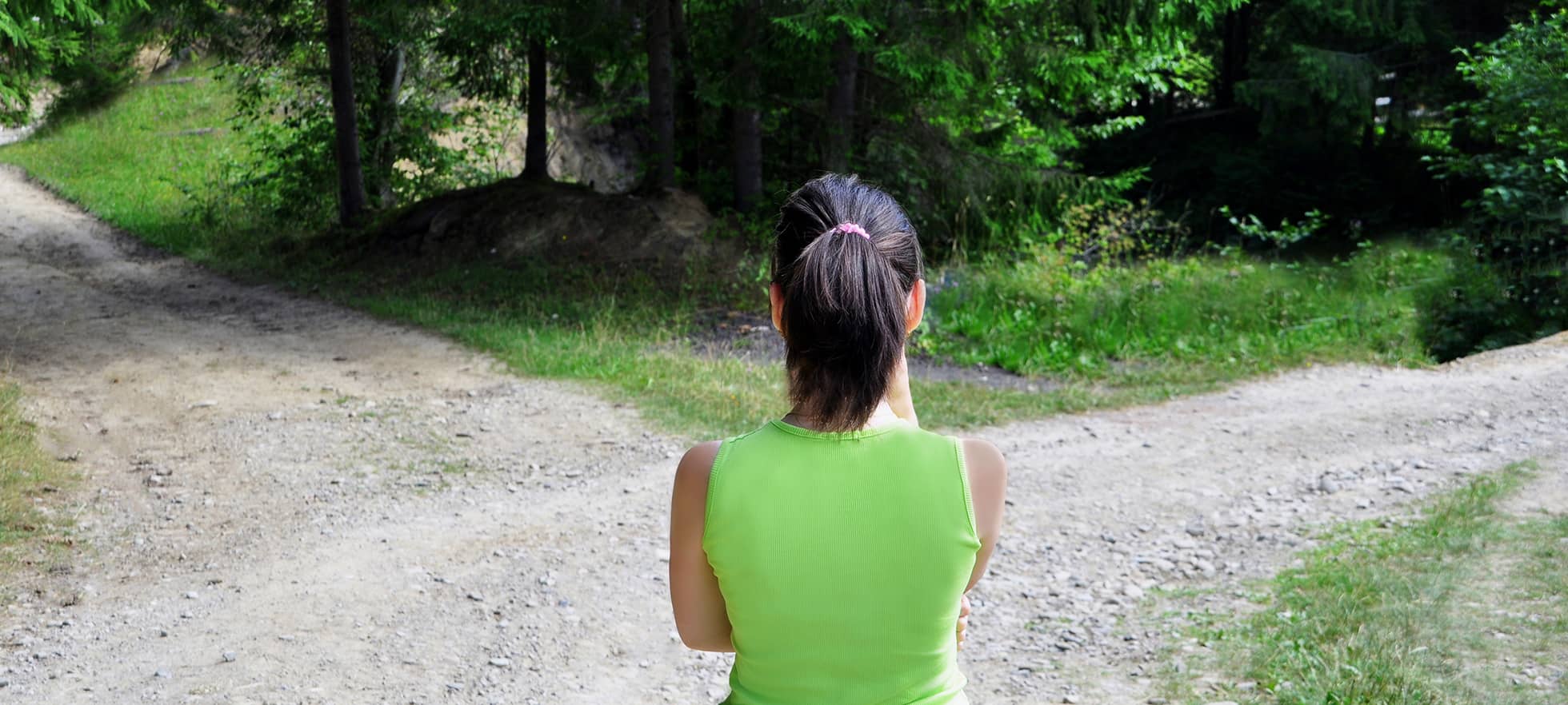 Junge Frau vor Weggabelung